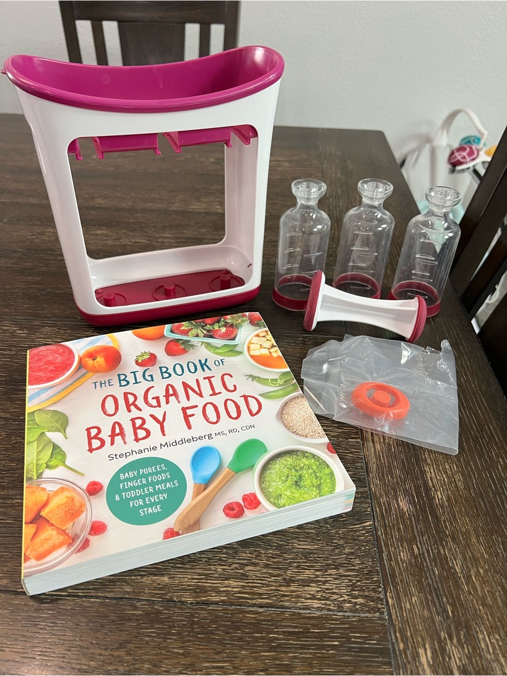 Infantino Squeeze Station Baby Food Maker + Baby Food Recipe Book